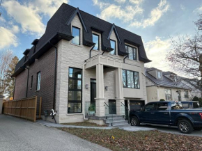Luxurious New Lawrence Manor 6-Bedroom Home